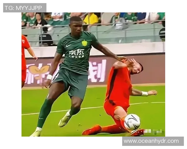 足球明星因争议判罚情绪失控一脚踢晕裁判引发赛场风波 足球明星因争议判罚情绪失控一脚踢晕裁判引发赛场风波