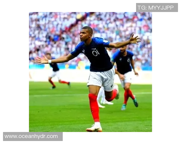 水晶足球明星盘点：那些闪耀绿茵场的传奇球员与他们的辉煌成就